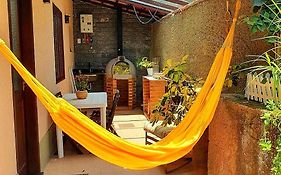 Recanto de Itaipava - casa com forno de pizza a lenha, churrasqueira, pet friendly, equipada para até 6 pessoas, em meio à Natureza e próxima ao centro do bairro